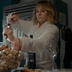 دانلود سریال زن ساکن خانه آن سوی خیابان دختر پشت پنجره