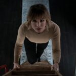 دانلود سریال زن ساکن خانه آن سوی خیابان دختر پشت پنجره