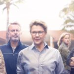 دانلود سریال سیب هرگز نمی افتد 2024