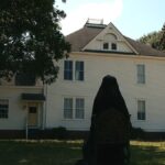 دانلود فیلم زنی در محوطه 2025